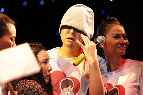 Mắt chưa thể thấy rõ, đeo kính và dùng mũ che nhưng Wanbi không thể giấu niềm xúc động. Mẹ của nam ca sĩ cũng nghẹn ngào không kém, ôm con trai vào lòng. Mắt chưa thể thấy rõ, đeo kính và dùng mũ che nhưng Wanbi không thể giấu niềm xúc động. Mẹ của nam ca sĩ cũng nghẹn ngào không kém, ôm con trai vào lòng.