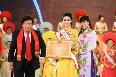 Thí sinh Vũ Trần Triều Thu – người đạt danh hiệu “Người đẹp ảnh” cuộc thi Hoa hậu các dân tộc Việt Nam 2013 trong đêm đăng quang.