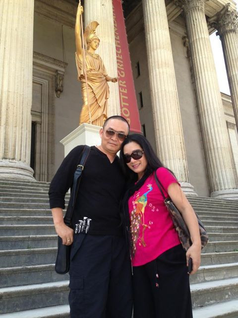 Hai nghệ sĩ Xuân Hinh và Thanh Thanh Hiền chụp ảnh kỷ niệm tại "Cung vua tại TP Munchen , CHLB ĐỨC".