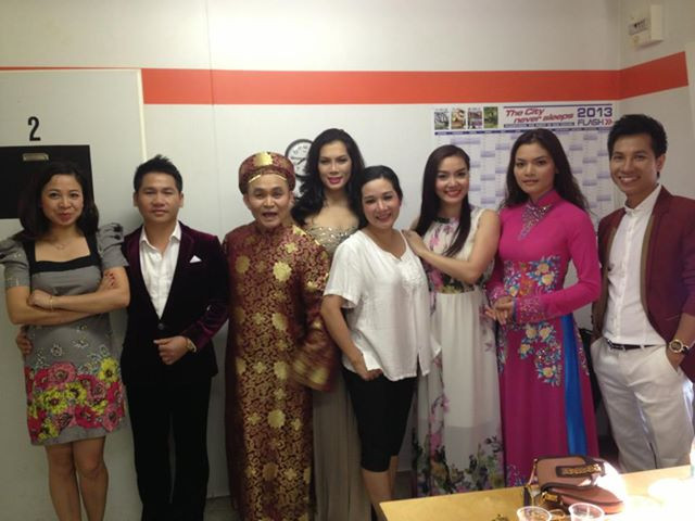 Nghệ sĩ Xuân Hinh khoe ảnh chụp khi "chuẩn bị biểu diễn tại thành phố Muenchen - thành phố của món chân giò nướng!"