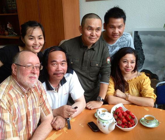 Xuân Hinh chia sẻ cảm xúc khi được đặt chân tới đại lộ Karl Marx. Anh cho biết: "Vui quá đã đến được đại lộ Karl Marx ở Berlin rồi".