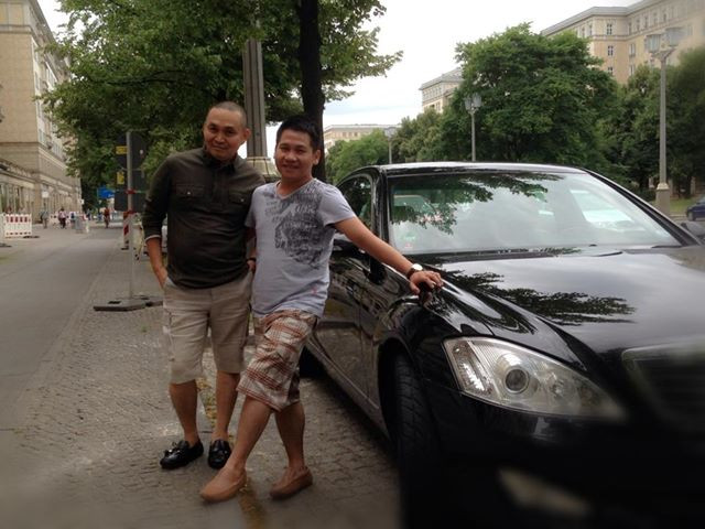 "Với Trọng Tấn tại Berlin. Xe Méc được anh Hùng râu tặng mà không mang về được", nghệ sĩ Xuân Hinh hài hước chia sẻ.