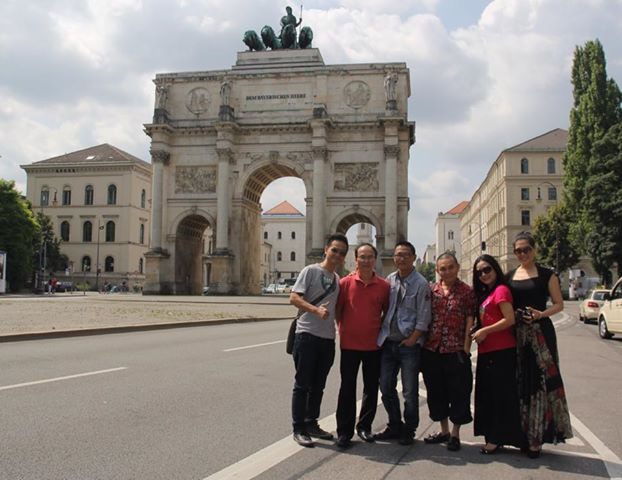 Ảnh chụp nghệ sĩ Xuân Hinh cùng nghệ sĩ Thanh Thanh Hiền và các thành viên khác trong đoàn "tại thành phố Munchen, CHLB ĐỨC".