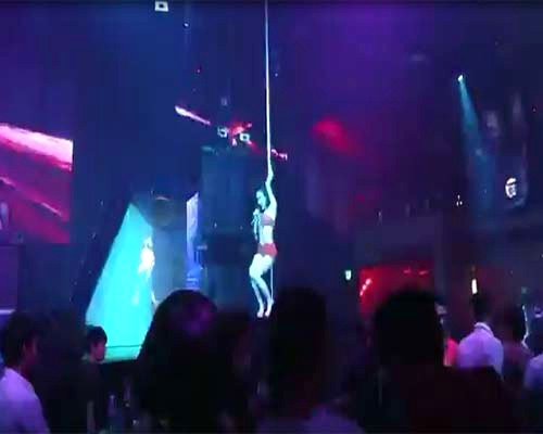 Angela Phương Trinh từng biểu diễn màn mùa cột trong bar.