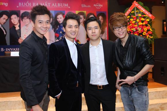 Bùi Anh Tuấn không giấu được sự mệt mỏi dù luôn nở nụ cười trước ống kính. Bùi Anh Tuấn không giấu được sự mệt mỏi dù luôn nở nụ cười trước ống kính.