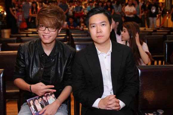 Lê Hiếu khoe ảnh chụp cùng Bùi Anh Tuấn trên trang cá nhân. Lê Hiếu khoe ảnh chụp cùng Bùi Anh Tuấn trên trang cá nhân.