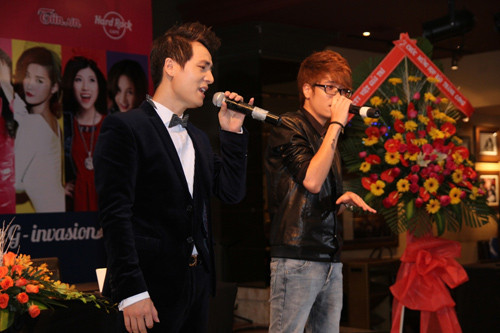 Đăng Khôi và Bùi Anh Tuấn song ca bài hát Chiếc lá tình yêu. Đăng Khôi và Bùi Anh Tuấn song ca bài hát Chiếc lá tình yêu.