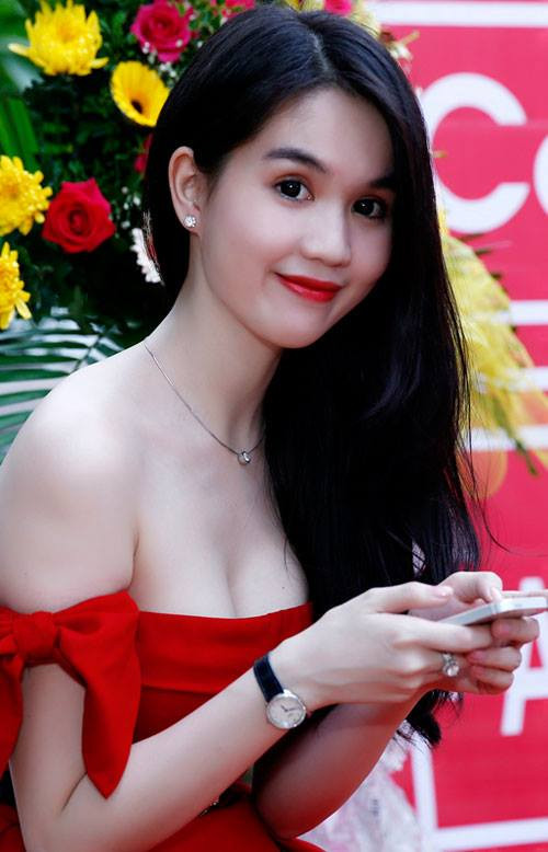 Với chiếc váy trễ vai, Ngọc Trinh khiến người đối diện không thể rời mắt.