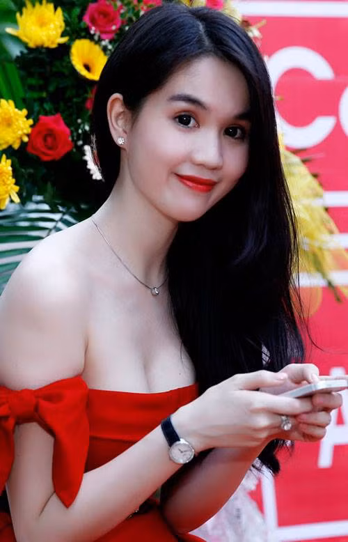 Với chiếc váy trễ vai, Ngọc Trinh khiến người đối diện không thể rời mắt.