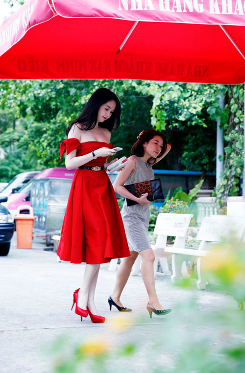 Với trang phục cùng tông màu, cô nổi bật giữa đường phố Cần Thơ.