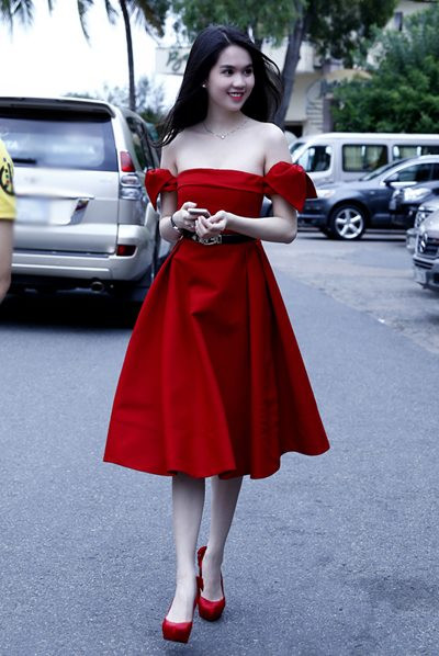 Ngọc Trinh luôn nở nụ cười thân thiện...