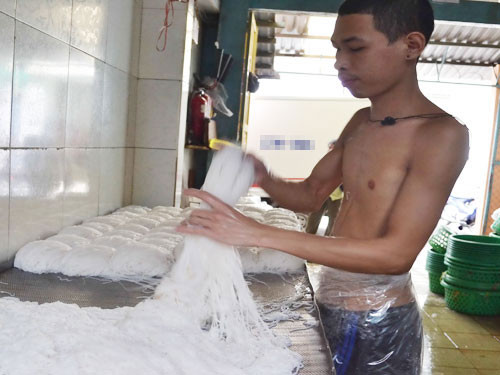 Những công nhân ở đây đều đi chân đất, không mặc áo, tay không làm bún. Ảnh: Hải Nguyên - Công Nguyên. Những công nhân ở đây đều đi chân đất, không mặc áo, tay không làm bún. Ảnh: Hải Nguyên - Công Nguyên.