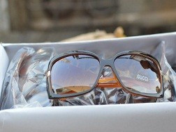 Kính "hàng hiệu" Gucci có giá chỉ vài ngàn đồng. Kính "hàng hiệu" Gucci có giá chỉ vài ngàn đồng.