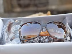 Kính "hàng hiệu" Gucci có giá chỉ vài ngàn đồng.