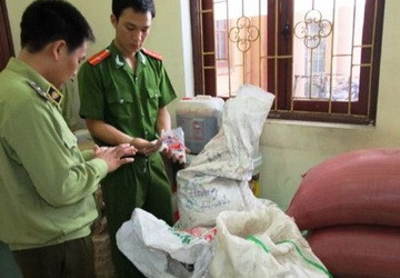 Đoàn kiểm tra liên ngành đang kiểm tra cơ sở cà phê Xuân Vinh. Đoàn kiểm tra liên ngành đang kiểm tra cơ sở cà phê Xuân Vinh.