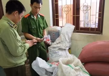 Đoàn kiểm tra liên ngành đang kiểm tra cơ sở cà phê Xuân Vinh.