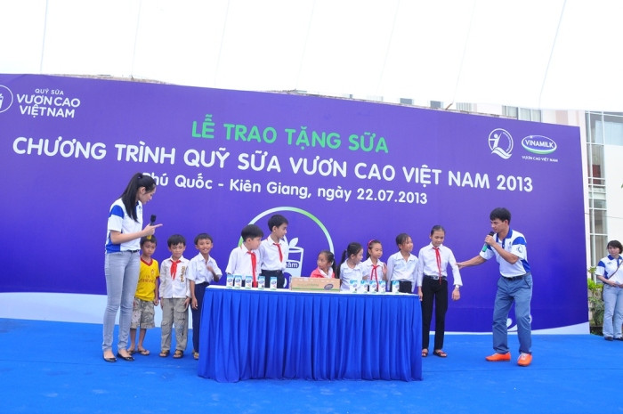 Xuân Bắc, Hoa hậu Hương Giang giao lưu cũng các em nhỏ trong chương trình. Xuân Bắc, Hoa hậu Hương Giang giao lưu cũng các em nhỏ trong chương trình.