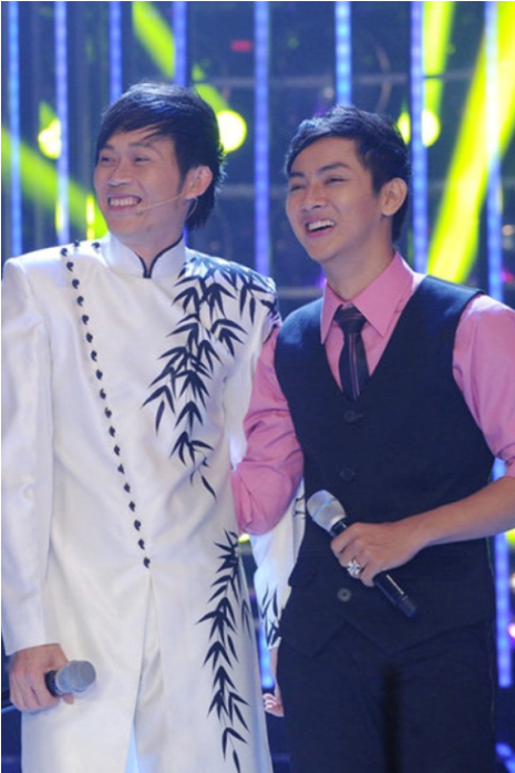 Hoài Linh chia sẻ ảnh chụp cùng con trai kèm lời chúc mừng sinh nhật rất tình cảm như sau: "Chúc mừng con trai bước qua tuổi 18 , tuổi đánh dấu sự trưởng thành . Chúc con những bước đi thật vững vàng trong cuộc sống và sự nghiệp . Gia đình vẫn luôn bên cạnh con, cố lên con nhé ....chúc con sinh nhật vui vẻ và hạnh phúc".