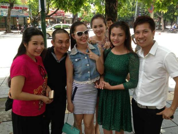 Xuân Hinh khoe ảnh đi phỏng vấn visa cùng bạn bè đồng nghiệp. Anh chú thích ngộ nghĩnh: "Mồng 1 đầu tháng anh em nghệ sĩ phỏng vấn làm visa để 11 "cút" đi Châu Âu, tạm xa gia đình một tháng để tránh nắng đây!!"