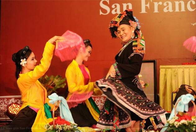 Anh không quên mang tới nhiều màn biểu diễn hấp dẫn. Anh không quên mang tới nhiều màn biểu diễn hấp dẫn.