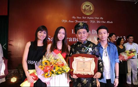 Xuân Hinh chụp hình bên gia đình. Xuân Hinh chụp hình bên gia đình.
