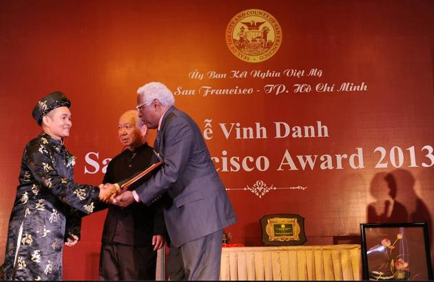 Xuân Hinh nhận giải thưởng San Francisco Award 2013. Xuân Hinh nhận giải thưởng San Francisco Award 2013.