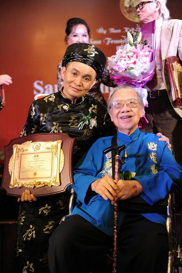 Nghệ sĩ Xuân Hinh chụp hình bên Giáo sư Trần Văn Khê. Nghệ sĩ Xuân Hinh chụp hình bên Giáo sư Trần Văn Khê.