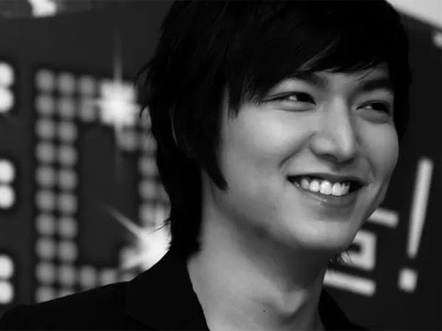 Fan Việt vô cùng thất vọng khi Lee Min Ho không thể có mặt ở Hà Nội đúng lịch hẹn. Fan Việt vô cùng thất vọng khi Lee Min Ho không thể có mặt ở Hà Nội đúng lịch hẹn.