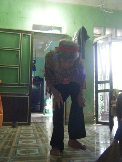 Cụ Chén vẫn rất minh mẫn và làm được việc nhà. Cụ Chén vẫn rất minh mẫn và làm được việc nhà.