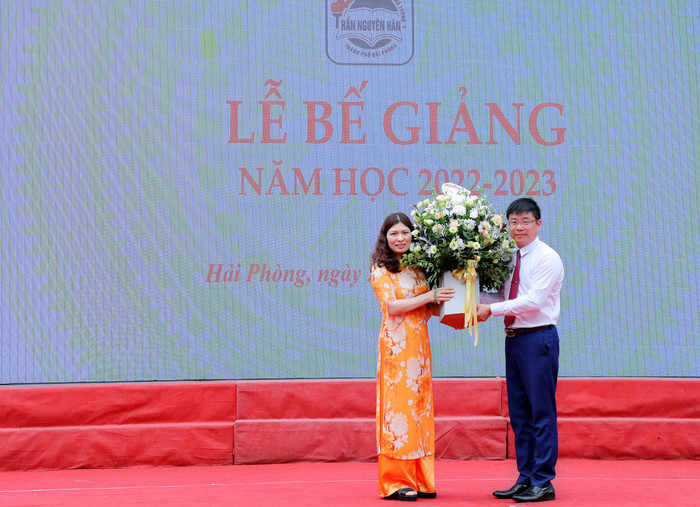 Đại diện ban chi hội cha mẹ học sinh nhà trường tri ân người thầy luôn tâm huyết với mái trường Trần Nguyên Hãn (Ảnh: PL)