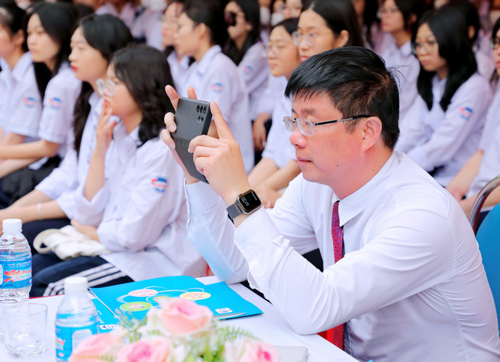 Thầy Nguyễn Minh Quý lưu giữ lại những khoảnh khắc đẹp của đồng nghiệp, học sinh tại ngôi trường mà thầy đã gắn bó 10 năm (Ảnh: PL)