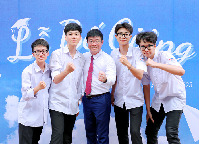 Khép lại hành trình đồng hành cùng Trường THPT Trần Nguyên Hãn, thầy Nguyễn Minh Quý mong rằng những &quot;người con&quot; của thầy sẽ trở thành người sống có đạo đức và thành công trên con đường các em đã chọn(Ảnh: PL)