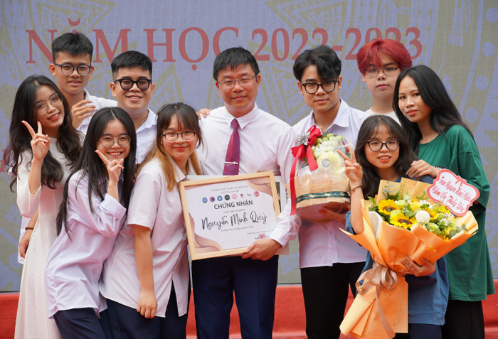 Những món quà handmade đầy ý nghĩa của học sinh gửi thầy hiệu trưởng (Ảnh: PL)