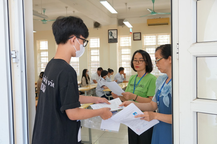 Các thí sinh được gọi vào phòng thi để làm thủ tục dự thi (Ảnh: Phạm Linh) Các thí sinh được gọi vào phòng thi để làm thủ tục dự thi (Ảnh: Phạm Linh)