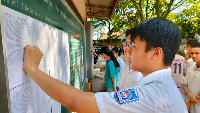 Thí sinh ở điểm thi Trường Trung học phổ thông Tiên Yên kiểm tra thông tin số báo danh, phòng thi (Ảnh: Phạm Linh) Thí sinh ở điểm thi Trường Trung học phổ thông Tiên Yên kiểm tra thông tin số báo danh, phòng thi (Ảnh: Phạm Linh)