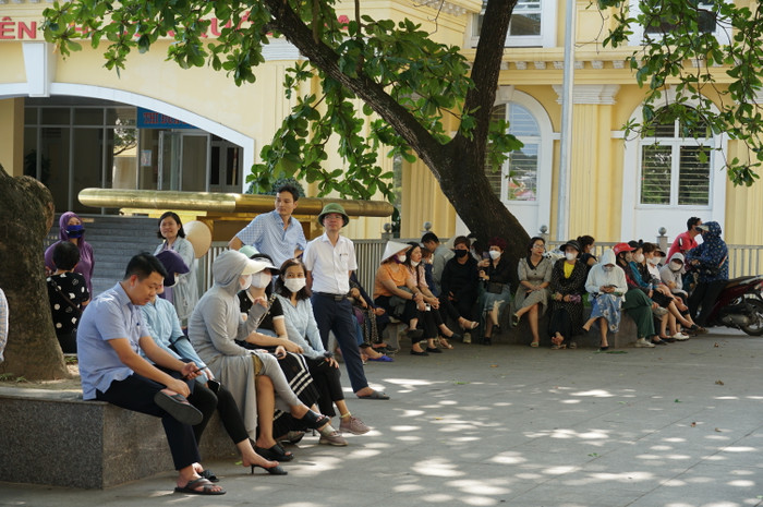 Nhiều phụ huynh nán lại sân trường để chờ con làm thủ tục thi (Ảnh: Phạm Linh) Nhiều phụ huynh nán lại sân trường để chờ con làm thủ tục thi (Ảnh: Phạm Linh)