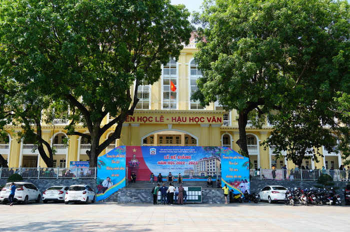 Các thí sinh có mặt từ sớm tại điểm thi Trường Trung học phổ thông Hòn Gai để làm thủ tục dự thi, đính chính sai sót (nếu có) và nghe phổ biến quy chế thi, lịch thi (Ảnh: Phạm Linh) Các thí sinh có mặt từ sớm tại điểm thi Trường Trung học phổ thông Hòn Gai để làm thủ tục dự thi, đính chính sai sót (nếu có) và nghe phổ biến quy chế thi, lịch thi (Ảnh: Phạm Linh)
