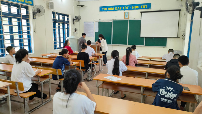 Để tạo điều kiện thuận lợi cho các thí sinh là con em dân tộc thiểu số, thí sinh có hoàn cảnh khó khăn, huyện Tiên Yên bố trí chỗ ở và phương tiện đưa đón (Ảnh: Phạm Linh) Để tạo điều kiện thuận lợi cho các thí sinh là con em dân tộc thiểu số, thí sinh có hoàn cảnh khó khăn, huyện Tiên Yên bố trí chỗ ở và phương tiện đưa đón (Ảnh: Phạm Linh)