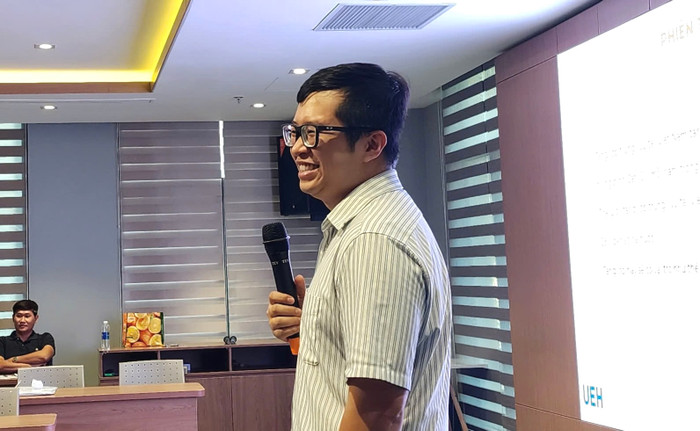 Thạc sĩ Trịnh Huỳnh Quang Cảnh, giảng viên bộ môn Logistics & Quản lý chuỗi cung ứng thuộc Khoa Kinh doanh Quốc tế - Marketing, Trường Kinh doanh, Đại học Kinh tế Thành phố Hồ Chí Minh. (Ảnh: NVCC) Thạc sĩ Trịnh Huỳnh Quang Cảnh, giảng viên bộ môn Logistics & Quản lý chuỗi cung ứng thuộc Khoa Kinh doanh Quốc tế - Marketing, Trường Kinh doanh, Đại học Kinh tế Thành phố Hồ Chí Minh. (Ảnh: NVCC)