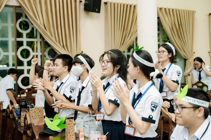 Sinh viên khoa Môi trường, Trường Đại học Khoa học - Đại học Huế tham gia sự kiện “Tiêu dùng xanh, Mua sắm xanh - Đồng hành vì khí hậu”. (Ảnh: Website trường) 4.png