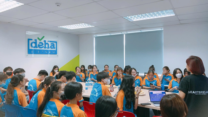 Sinh viên Trường Đại học Thương mại tham gia hoạt động học tập, trải nghiệm tại doanh nghiệp. (Ảnh: NTCC) sv2.png