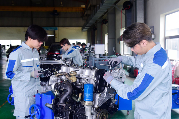 Sinh viên ngành Kỹ thuật ô tô thực hành trực tiếp tại Trường Đại học Khoa học và Công nghệ Hà Nội. (Ảnh: NTCC) KY THUAT.jpg