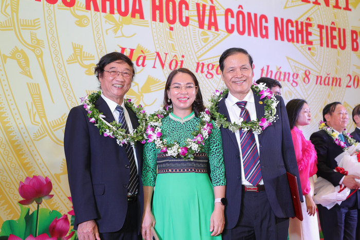 Tiến sĩ Trần Thị Hòa chụp ảnh kỷ niệm cùng Phó Giáo sư, Tiến sĩ Đặng Văn Bào (bên trái) và Giáo sư, Tiến sĩ Trương Quang Hải (bên phải) tại Lễ tôn vinh trí thức Khoa học và Công nghệ tiêu biểu năm 2024. (Ảnh: NVCC) VNU - Le ton vinh Tri thuc KHCN tieu bieu 2024 (18).jpg