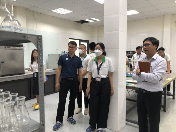 Đoàn nghiên cứu thực tế của khoa Môi trường, Trường Đại học Khoa học - Đại học Huế tham quan phòng thử nghiệm của Phân viện Khoa học an toàn vệ sinh lao động và bảo vệ môi trường miền Trung. (Ảnh: website phân viện) 3.png