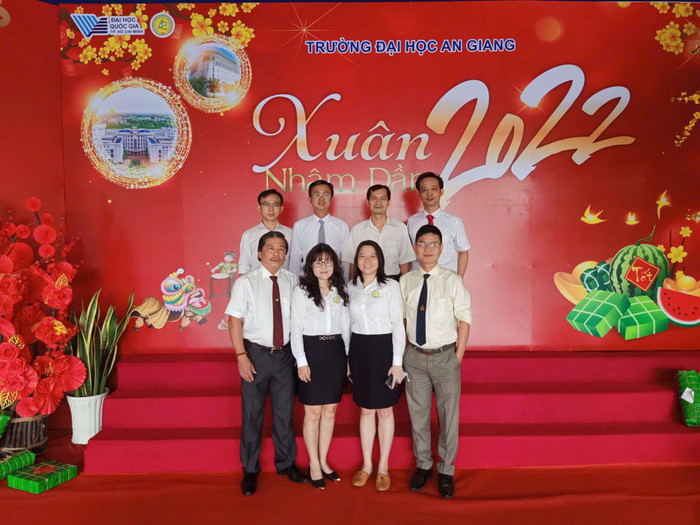 Phó Giáo sư, Tiến sĩ Nguyễn Trung Thành (người đầu tiên hàng trên từ phải qua) cùng các đồng nghiệp trong Phòng đào tạo, Trường Đại học An Giang. (Ảnh: NVCC) 4.jpg
