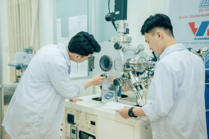 Sinh viên tham gia nghiên cứu khoa học, thực hành thí nghiệm tại Trường Đại học Sư phạm - Đại học Đà Nẵng. (Ảnh: NTCC) sv2.jpg