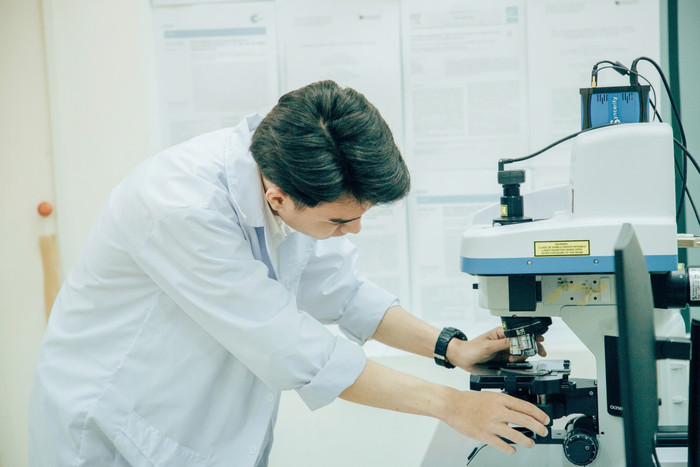 Sinh viên tham gia nghiên cứu khoa học, thực hành thí nghiệm tại Trường Đại học Sư phạm - Đại học Đà Nẵng. (Ảnh: NTCC) sv3.jpg