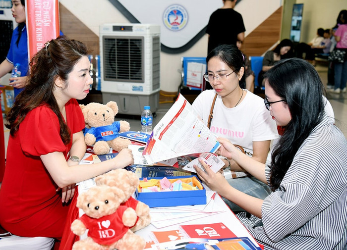 Ngày hội Tư vấn tuyển sinh của Trường Đại học Kinh tế Quốc dân. (Ảnh: Website nhà trường) thumb1.jpg