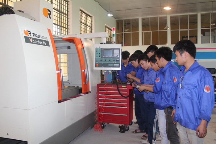 Sinh viên Trường Đại học Sư phạm Kỹ thuật Vinh thực hành trực tiếp trên các thiết bị, máy móc tại nhà trường. (Ảnh: Website nhà trường) 2.jpg