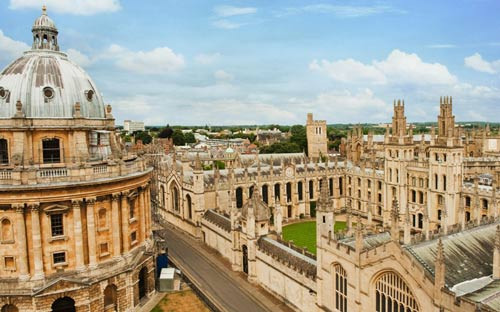 1. Oxford là một trong số những trường đại học đẹp nhất thế giới bởi kiến trúc cổ. Nổi bật là tòa nhà Radcliffe Camera (bên trái ảnh) được xây dựng từ năm 1737 – 1749. Thư viện Bodleian và trường Magdalen cũng là điểm nhấn ấn tượng của đại học Oxford. 1. Oxford là một trong số những trường đại học đẹp nhất thế giới bởi kiến trúc cổ. Nổi bật là tòa nhà Radcliffe Camera (bên trái ảnh) được xây dựng từ năm 1737 – 1749. Thư viện Bodleian và trường Magdalen cũng là điểm nhấn ấn tượng của đại học Oxford.